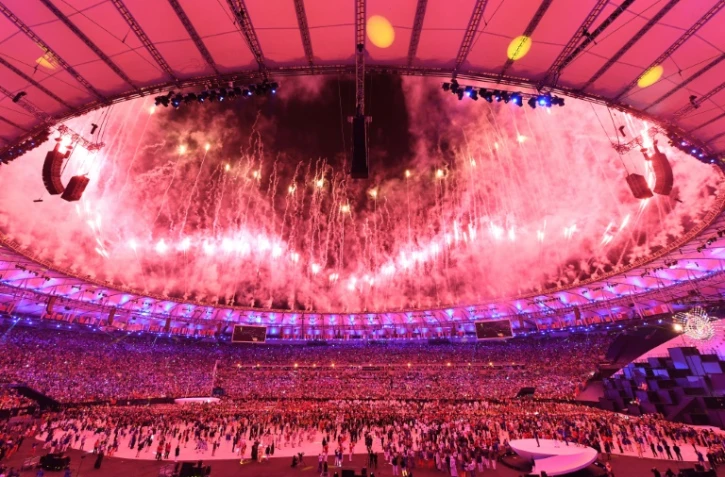 Feu d'artifice lors de la cérémonie d'ouverture des JO le 5 août 2016 au stade Maracana à Rio de Janeiro