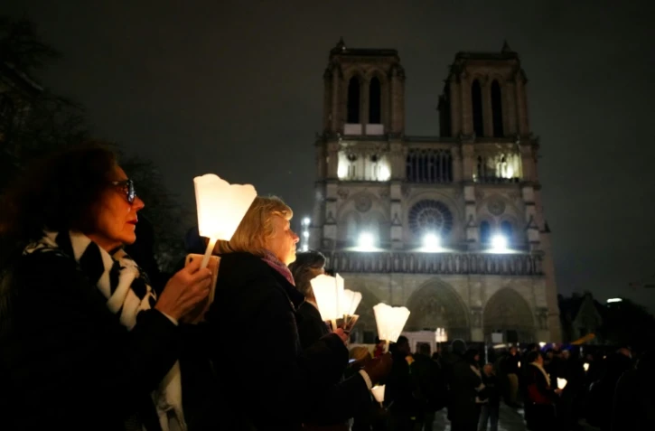 Des fidèles rassemblés devant la cathédrale Notre-Dame de Paris, lors du retour de la "Vierge à l'enfant", le 15 novembre 2024 à Paris 