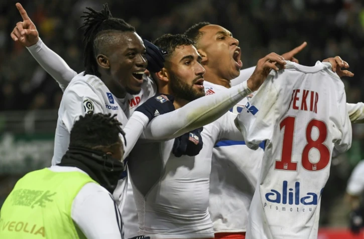 Le milieu de Lyon Nabil Fekir provoque les supporters de Saint-Etienne en exhibant son maillot lors du derby, à Geoffroy-Guichard, le 5 novembre 2017