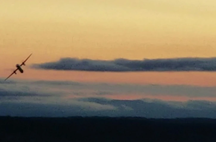 Capture d'écran d?une vidéo filmée par un témoin avec son smartphone montrant l?avion volé par un bagagiste de l?aéroport de Seattle-Tacoma, avant de s'écraser, le 10 août 2018