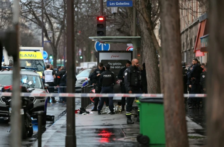 Des policiers postés à une gare routière parisienne le 11 février 2026 après qu'un homme armé d'un couteau a menacé un chauffeur de bus