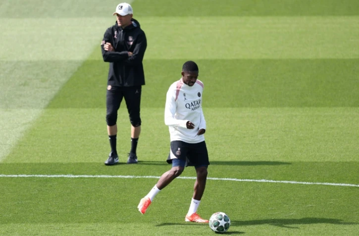 L'attaquant du Paris SG Ousmane Dembélé (à droite) avec l'entraîneur Luis Enrique lors d'un entraînement au Campus PSG de Poissy, le 6 mai 2025
