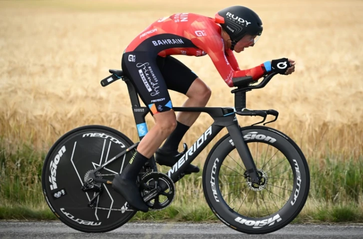 Le coureur belge de l'équipe Bahrain Victorious, Dylan Teuns, lors de la quatrième étape du Critérium du Dauphiné, entre Montbrison et La Batie d'Urfe, le 8 juin 2022