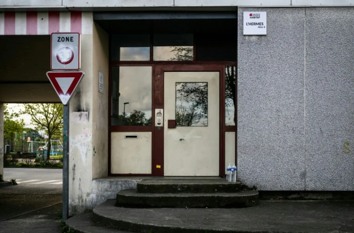 L'entrée du bâtiment où un adolescent de 15 ans a été poignardé, le 10 avril 2024 à Romans-sur-Isère, dans la Drôme