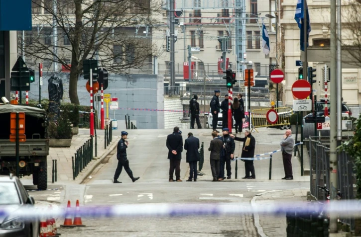 La police belge bloque l'accès à la station de métro Maalbeek à Bruxelles après une série d'explosions qui ont fait 32 morts et plus de 300 blessés le 22 mars 2016