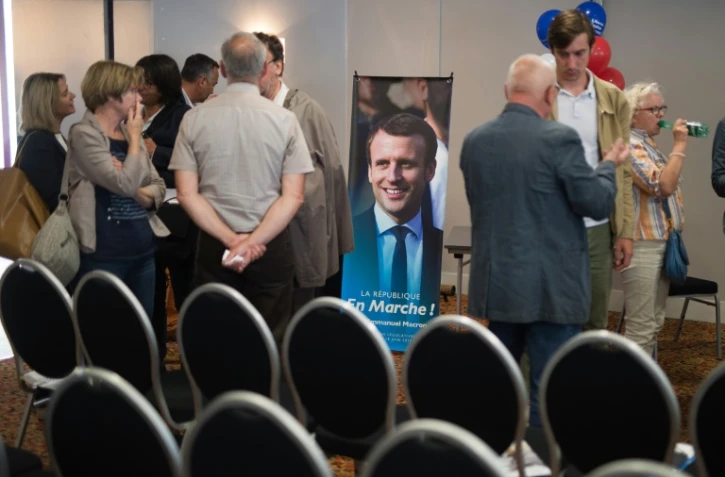 Une affiche à l'effigie du président Emmanuel Macron le 7 juin 2017 à Angers avant une réunion du mouvement En Marche !