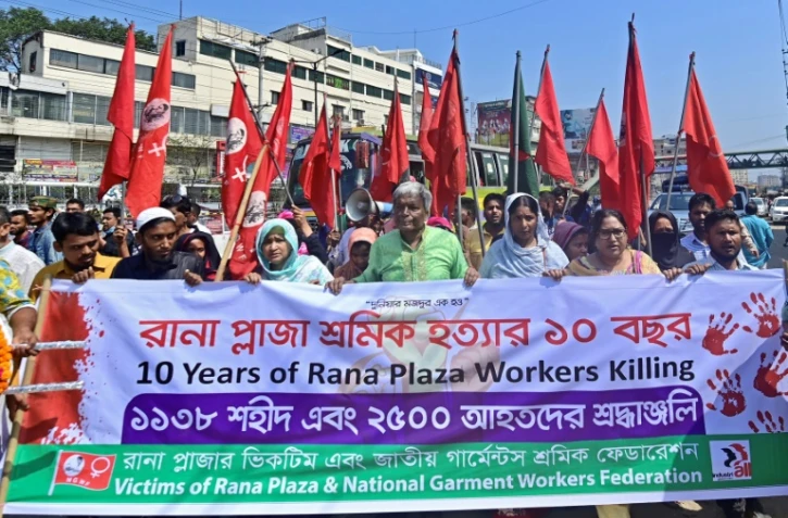 Des victimes de l'effondrement du Rana Plaza participent à une manifestation pour le 10e anniversaire de la tragédie, le 24 avril 2023 à Savar (Bangladesh), dans les faubourgs de Dacca