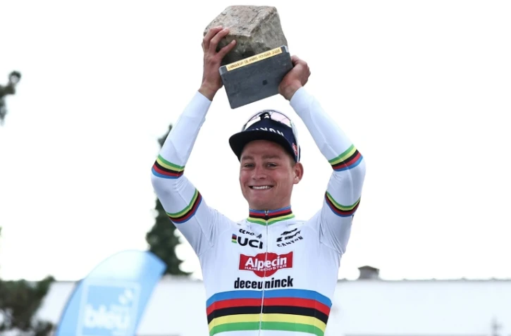Mathieu van der Poel, vainqueur de Paris-Roubaix pour la deuxième fois consécutive, le 7 avril 2024