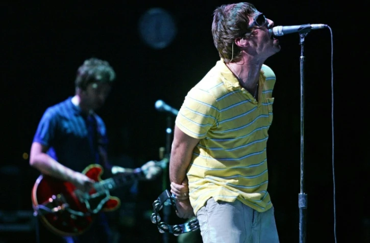 Liam et Noel Gallagher du groupe britannique Oasis en concert à Benicasim, en août 2005, en Espagne