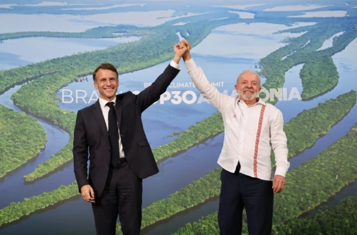 Le président français Emmanuel Macron et son homologue brésilien Lula au sommet précédant la COP30 à Belem le 6 novembre 2025 