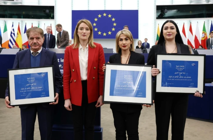 Le Parlement européen a remis le prix Sakharov à titre posthume à l'Iranienne Mahsa Amini - dont le nom est devenu un "symbole de liberté" selon sa famille, tenue à l'écart de la cérémonie par Téhéran, le 12 décembre 2023 à Strasbourg