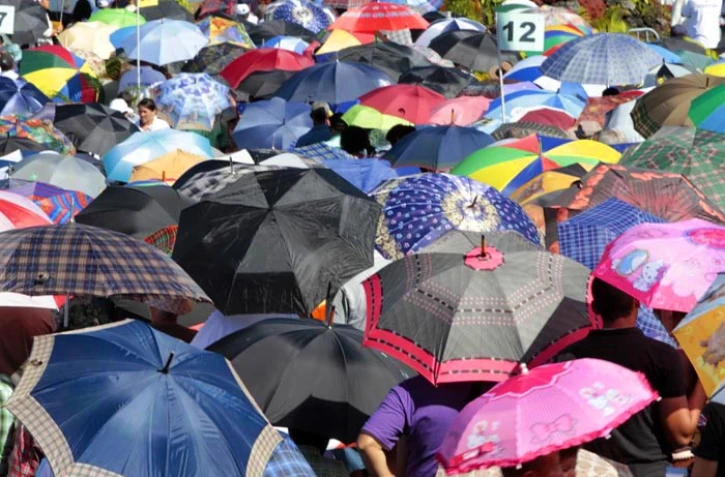 Lundi 15 Août 2011

Parasols à la  messe de l'Assomption à Sainte-Rose