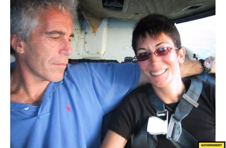 Photo non datée obtenue le 8 décembre 2021 auprès de la justice de New York, montrant Ghislaine Maxwell et Jeffrey Epstein