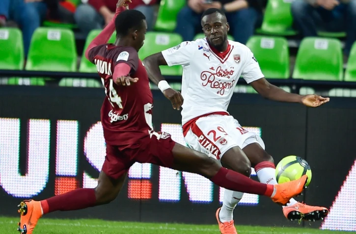 Le défenseur bordelais Maxime Poundjé (d) lors d'un match contre Metz, le 19 mai 2018 à Saint-Symphorien 