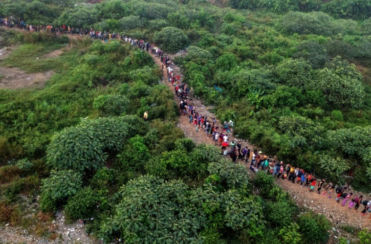 Vue aérienne de migrants traversant la jungle de Darien près de Bajo Chiquito, le 22 septembre 2023 à la frontière entre le Panama et la Colombie