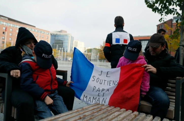 Des enfants de policiers tiennent une banderole soutenant leurs parents "je soutiens papa et maman" lors d'une manifestation de policiers, le 22 octobre à Evry