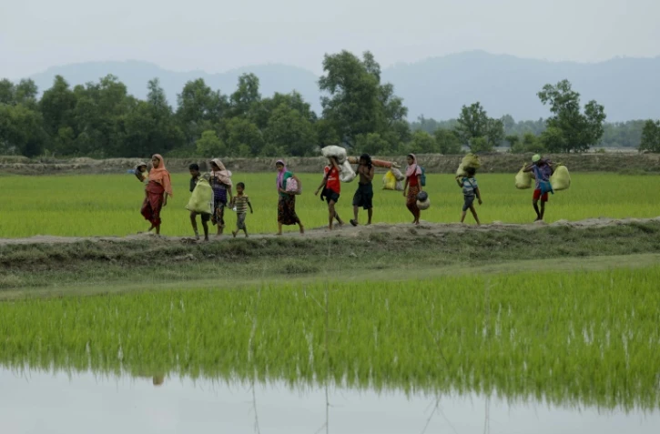 Des réfugiés rohingyas partis de Birmanie arrivent à Teiknaf, le 7 septembre 2017 au Bangladesh