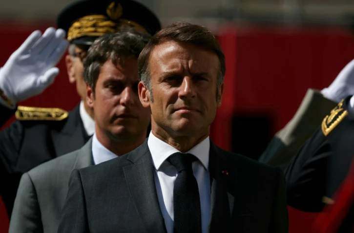 Le président français Emmanuel Macron (C) et le Premier ministre démissionnaire Gabriel Attal assistent à une commémoration du 80e anniversaire de la libération de la préfecture de police de Paris, le 12 août 2024