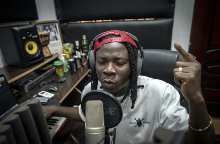 Un des rois de l’afrobeats ghanéenne, le musicien Stonebwoy pendant un enregistrement en studio dans sa maison à Accra, au Ghana le 25 mars 2021