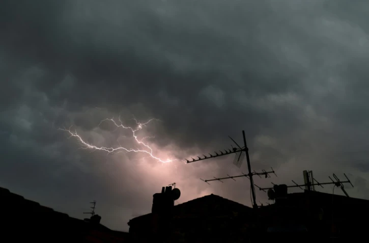 Seuls trois départements sur 23 étaient maintenus en vigilance orange orages dimanche matin