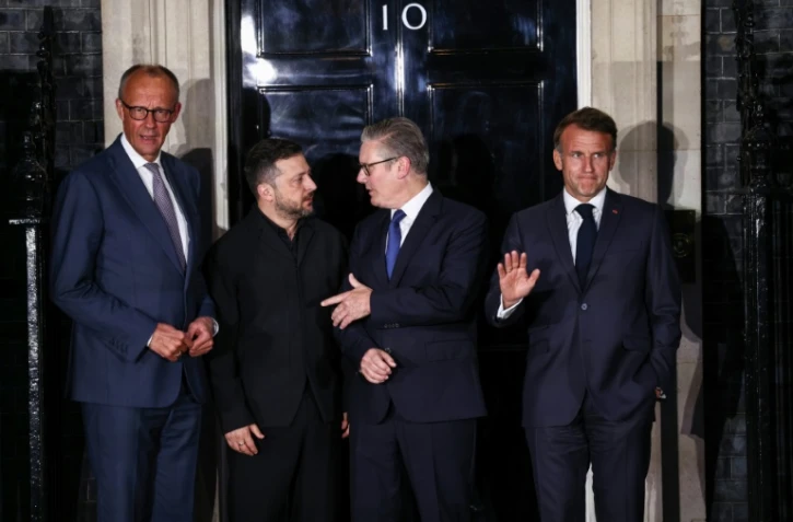 De gauche à droite le chancelier allemand Friedrich Merz, le président ukrainien Volodymyr Zelensky, le Premier ministre britannique Keir Starmer et le président français Emmanuel Macron, devant le 10 Downing Street à Londres le 7 juin 2026