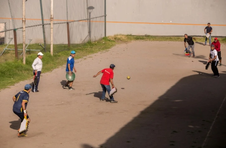 Des joueurs de "pelota nacional" appelée fréquemment "tennis des géants", à Quito le 24 juin 2017.
