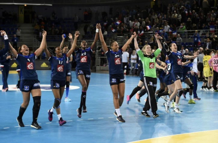 Les joueuses de l'équipe de France de hand qualifiées pour le tournoi olympique de Rio après leur victoire sur le Japon à Metz, le 20 mars 2016