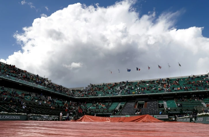 Le court central de Roland-Garros bâché en raison d'averses, le 6 juin 2017