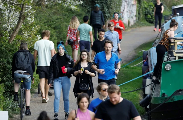 Affluence de joggers et cylistes le long du Regent's canal à Londres, le 11 avril 2020  
