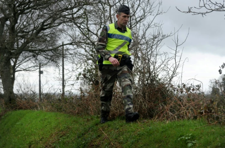 Un gendarme Ă la recherche d'indices le 3 mars 2017 sur une route Ă Dirinon