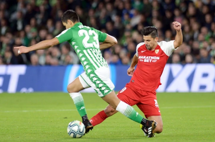 Le défenseur algérien du Betis Aissa Mandi (g) à la lutte avec l'attaquant du Séville FC Nolito, le 10 novembre 2019 au stade Benito-Villamarin de Séville