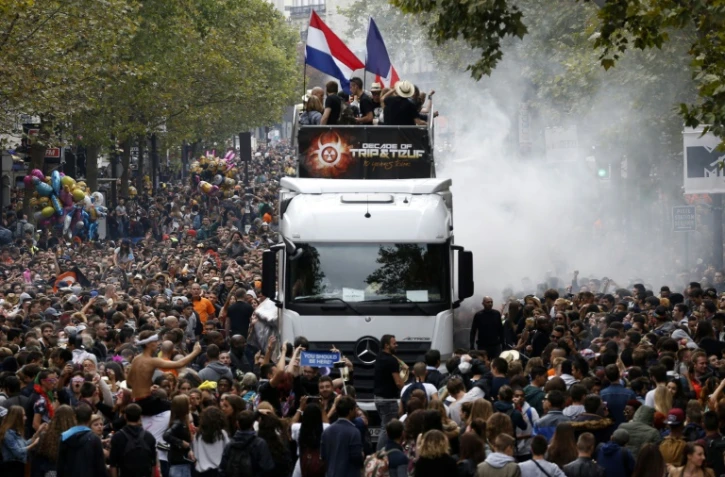 Des milliers de jeunes suivent la 17e édition de la Techno Parade dans les rues de Paris, le 19 septembre 2015