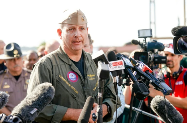 Le commandant Timothy Kinsella répond à la presse à la base aéronavale de Pensacola, en Floride, le 6 décembre 2019