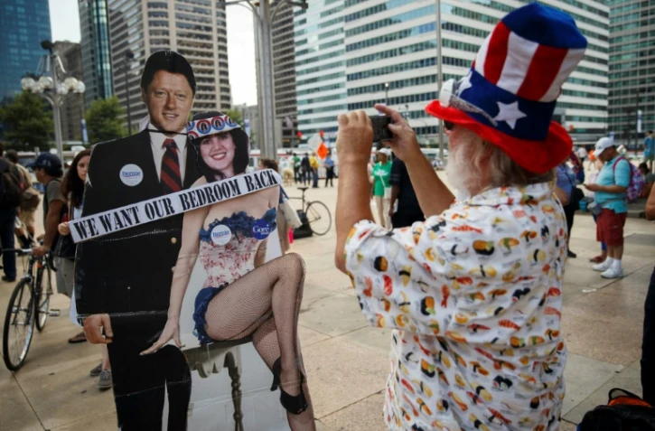 Après l'ex-champion de football américain O. J. Simpson puis le défunt couturier Gianni Versace, c'est l'ancien président américain Bill Clinton qui a les honneurs de la saga "American Crime Story", avec une troisième saison centrée sur sa liaison avec Monica Lewinsky qui faillit provoquer sa destitution