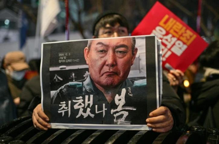 Un manifestant lors d'un rassemblement pour demander le départ du président Yoon Suk Yeol, à Gwanghwamun, à Séoul le 5 décembre 2024