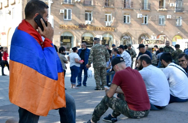 Des Arméniens, volontaires pour partir au front, rassemblés à Erevan, le 27 septembre 2020