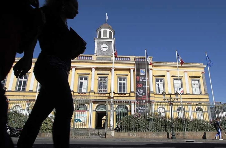 Vendredi 26 Août 2011

 Une grande banderole noire décernant un zéro pointé au recteur a été déroulée sur la façade de l'ancien hôtel de ville dionysien