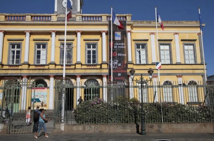Vendredi 26 Août 2011

 Une grande banderole noire décernant un zéro pointé au recteur a été déroulée sur la façade de l'ancien hôtel de ville dionysien