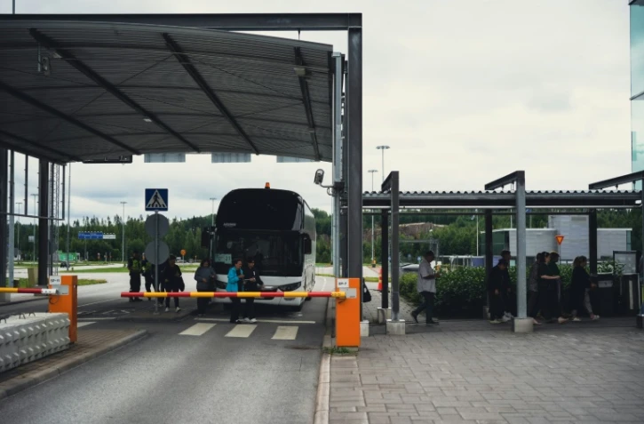 Un car de touristes russes au poste frontière de Nuijamaa, le 28 juillet 2022 en Finlande