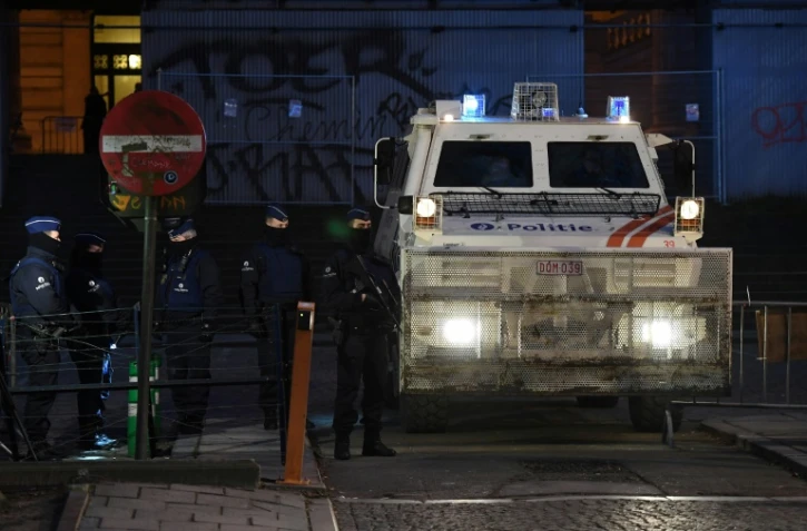 Des policiers devant l'entrée du tribunal de Bruxelles où doit reprendre le procès de Salah Abdeslam, le 8 février 2018 