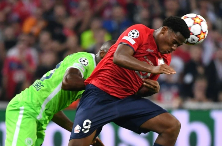 Le Lillois Jonathan David au contact avec le milieu de Wolfsburg Josuha Guilavogui, le 14 septembre 2021 en Ligue des champions au stade Pierre-Mauroy de Lille