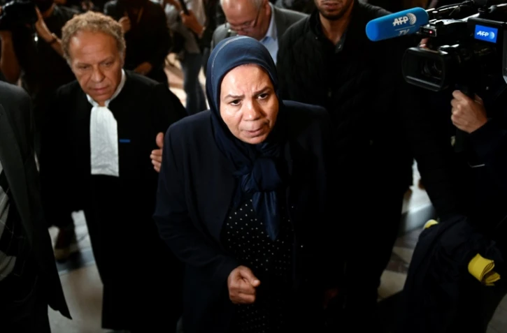 Latifa Ibn Ziaten (C), la mère d'une victime de Mohamed Merah arrive au palais de justice de Paris le 2 octobre 2017