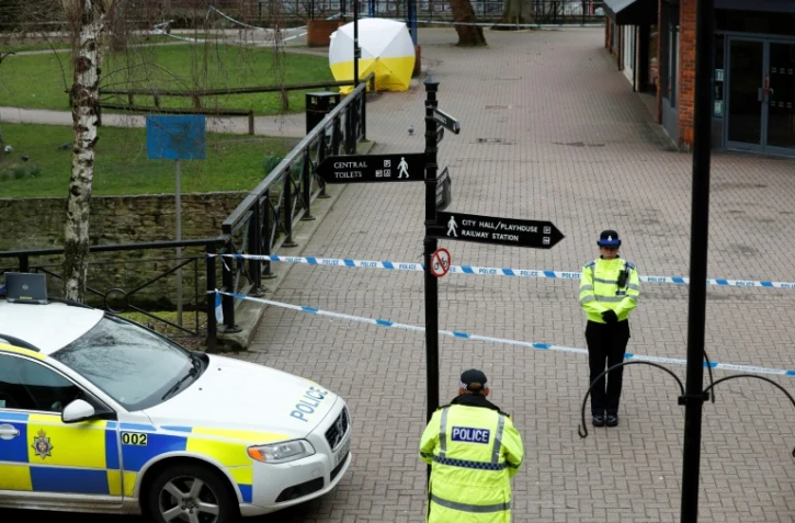 La police britannique monte la garde devant le lieu où l'ex-espion russe Sergueï Skripal et sa fille Ioulia ont été découverts empoisonnés à Salisbury, en Angleterre, en mars 2018