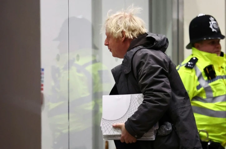 L'ancien Premier ministre britannique Boris Johnson arrive pour l'audience de l'enquête publique sur la pandémie de Covid, le 6 décembre 2023 à Londres