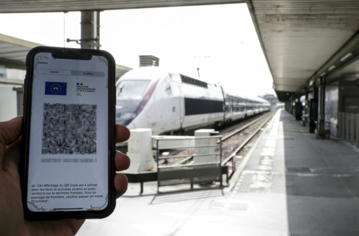 Un passager montre son pass sanitaire sur son téléphone à la gare de Lyon à Paris le 9 août 2021