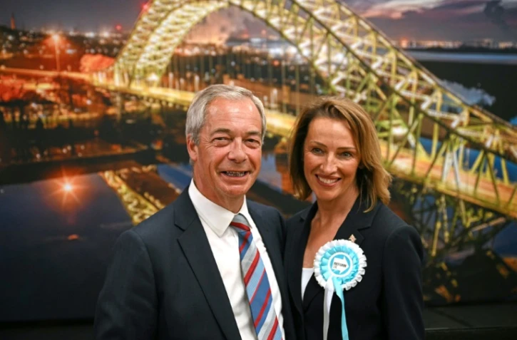 Nigel Farage (G), leader du parti Reform UK, et Sarah Pochin, le 2 mai 2025 à Widnes