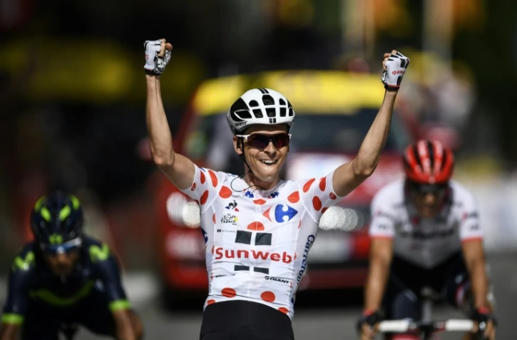 Le Français Warren Barguil franchit en vainqueur la ligne d'arrivée de la 13e étape du Tour de France, le 14 juillet 2017 à Foix 