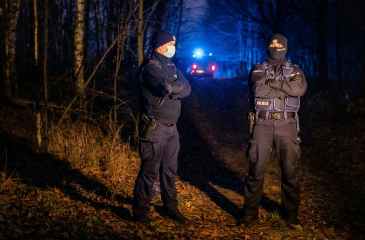 Des policiers montent la garde dans la forêt près de Hajnowka, le 11 novembre 2021. 