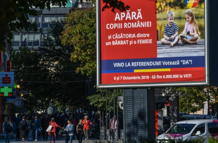 Une affiche appelant à "défendre les enfants de Roumanie" et à voter "oui" au référendum sur l'interdiction du mariage gay, le 2 octobre 2018 dans une rue de Bucarest