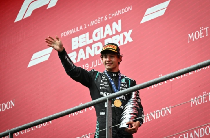 L'Italien Kimi Antonelli salue la foule avec son trophée du Grand Prix de Belgique de Formule 1, sur le podium du circuit de Spa-Francorchamps, le 19 juillet 2026